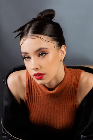 Retrato beauty con vestuario terracota — Javier Móttola / Tomauno