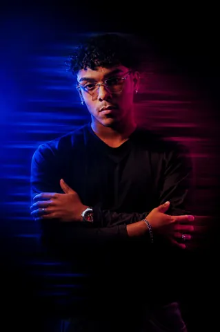Retrato con iluminación azul y magenta — Javier Móttola / Tomauno